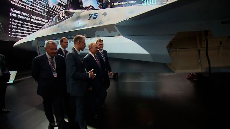 Putin si prohlédl nové zbraně včetně stíhačky Šachmat